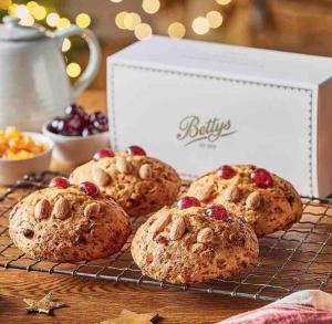 4 muffin su un bocchettone di raffreddamento accanto a una scatola di Garden Apartment, Central Harrogate with parking a Harrogate