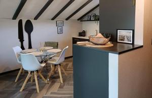 uma cozinha e sala de jantar com mesa e cadeiras em Cassandre em Erde