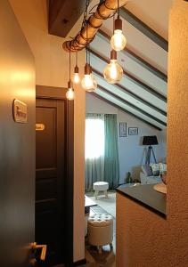 um corredor que leva a uma sala de estar com luzes em Cassandre em Erde