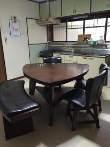 佐賀市にあるOgi - House - Vacation STAY 33925vのキッチン(木製のテーブル、椅子付)