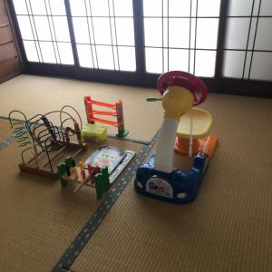 una zona de juegos infantil con juguetes en el suelo en Ogi - House - Vacation STAY 33925v en Saga