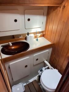 mała łazienka z umywalką i toaletą w obiekcie Acogedor velero en el Forum w Barcelonie