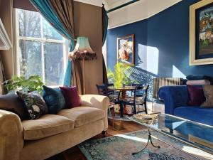 巴克斯頓的住宿－The Huntress Suite，客厅配有沙发和桌子