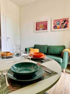 uma sala de estar com uma mesa com um prato em Casa Bonita Bolognina em Bolonha