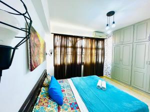 ハルガダにあるTamburine Chalet with Wi Fi Hurghada centerのベッドルーム1室(靴2本付)