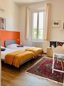 - une chambre avec 2 lits et une fenêtre dans l'établissement Casa Bonita Bolognina, à Bologne