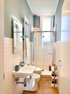 a bathroom with a sink and a toilet and a shower at Casa Bonita Bolognina in Bologna