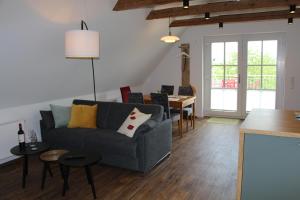 a living room with a couch and a table at Ferienwohnung Fritz in Jork