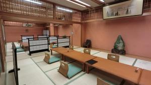 duży pokój ze stołami i krzesłami w obiekcie Yurihonjo - Hotel - Vacation STAY 41900v w mieście Yurihonjo