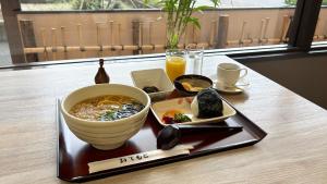 una bandeja con un tazón de ramen y un plato de sushi en Yurihonjo - Hotel - Vacation STAY 42534v en Yurihonjo