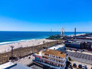 una vista aerea su una spiaggia con montagne russe di Boardwalk Hotel Charlee & Apartments Beach Hotel Oceanfront a Seaside Heights