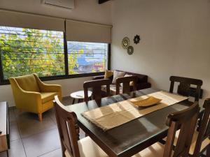 uma sala de jantar com mesa e cadeiras em Apartamento Deluxe Senderos del Vino II, desayuno Opcional em Mendoza