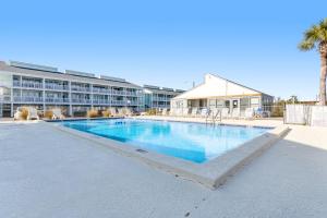 uma grande piscina em frente a um edifício em Southwinds III - H2 em Panama City Beach