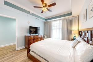 Un dormitorio con una cama y un ventilador de techo. en Reflections At Bay Point 407, en Panama City Beach 18 fotos más