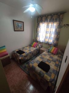 Zimmer mit 2 Betten und einer Decke in der Unterkunft Altomar2, Gran Alacant, Alicante in Gran Alacant