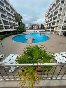 a large swimming pool in a large apartment building at RESIDENCIAL MICHELANGELO in Salou