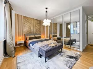 una camera con un letto e un grande specchio di Charming GEM II 2BD 2BA Retreat a Londra