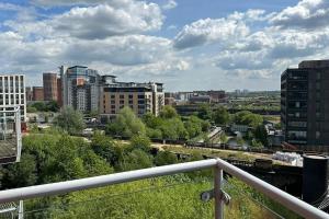 een balkon met uitzicht op de stad bij Contractor Stays by Furnished Accommodation with Parking in Leeds
