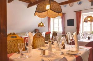 une salle à manger avec une table et des verres à vin dans l'établissement Hotel Schwalenberger Malkasten, à Schieder-Schwalenberg