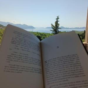 un libro abierto sentado sobre una mesa en Villa Fragola, en Doli