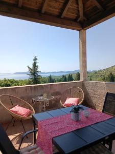 una mesa y sillas en un patio con vistas en Villa Fragola en Doli