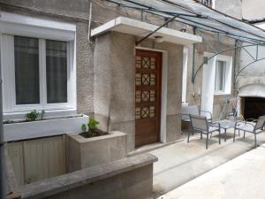 a patio with a wooden door and a table and chairs at Appartement T.2 - Parking -Gratuit in Vierzon