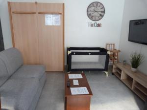 un soggiorno con divano e TV di Appartement T.2 - Parking -Gratuit a Vierzon