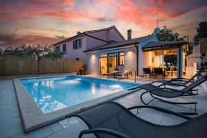 ein Swimmingpool vor einem Haus in der Unterkunft Holiday house Mara with a private pool in Vodnjan