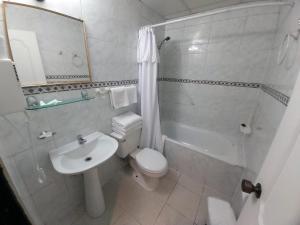 Koupelna v ubytování Hotel Esmeralda