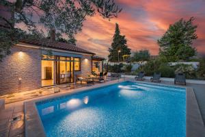 ein Swimmingpool vor einem Haus in der Unterkunft Holiday house Mara with a private pool in Vodnjan