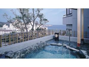 uma banheira de hidromassagem ao lado de um edifício em Reviews of Resort Hills Toyohama Soranokaze - Vacation STAY 78008v em Toba