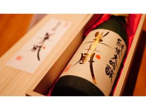 uma garrafa de vinho numa caixa de madeira em Reviews of Resort Hills Toyohama Soranokaze - Vacation STAY 78008v em Toba