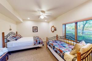 a bedroom with two beds and a window at Lakeview Lure in Oakland