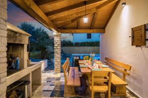 Ein Patio oder anderer Außenbereich in der Unterkunft Holiday house Mara with a private pool