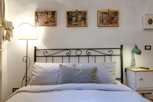 מיטה או מיטות בחדר ב-Florence Holiday Homes Ponte Vecchio