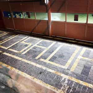 un bâtiment avec des lignes jaunes sur le sol dans l'établissement Pousada Las Palmas, à Guarujá