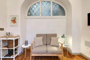 sala de estar con sofá y ventana en Florence Holiday Homes Ponte Vecchio, en Florencia