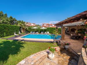 Bazén v ubytování Sani Villa Lili 5 nebo v jeho okolí + 29 fotografií