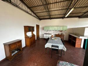 een woonkamer met een tafel en een keuken bij Tra le Alpi Apuane e il mare in Montignoso
