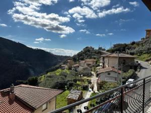 uma vista para uma cidade sobre uma colina com casas em Tra le Alpi Apuane e il mare em Montignoso