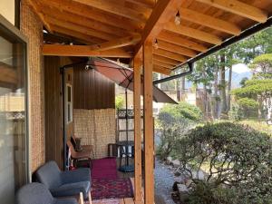 een afgeschermde veranda met een houten pergola bij Kaburo no Niwa Grand Campsite - Vacation STAY 98272v in Matsukawa