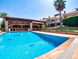 Bazén v ubytování Sani Villa Lili 5 nebo v jeho okolí