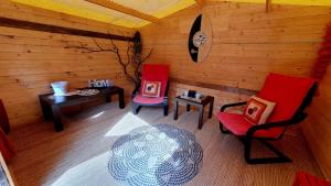 een kamer met 2 stoelen en een tafel in een hut bij Le Mas de l'Ibie Bleue in Lagorce