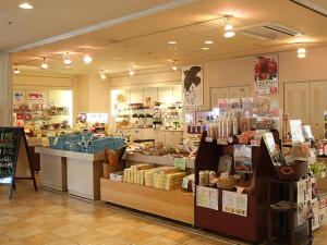 una tienda con un frente de tienda con muchos artículos expuestos en Blancart Misasa - Vacation STAY 14624v, en Misasa