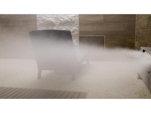 三朝町的住宿－Blancart Misasa - Vacation STAY 14624v，雾中带桌子和椅子的房间