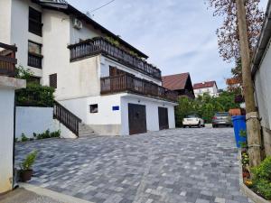 un edificio con due balconi su una strada di mattoni di Hill apartman - MAKSIMIR Rebro a Zagabria
