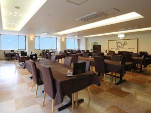 a conference room with tables and chairs and a screen at Blancart Misasa - Vacation STAY 14628v in Misasa