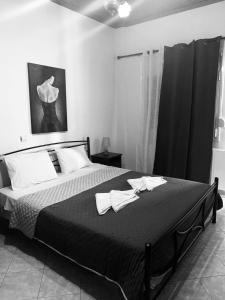 ein Schlafzimmer mit einem großen Bett mit zwei Handtüchern darauf in der Unterkunft Guesthouse Adonis in Kato Loutraki