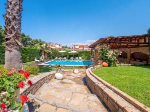 Bazén v ubytování Sani Villa Lili 5 nebo v jeho okolí