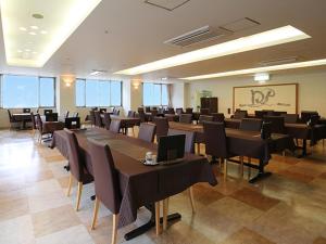 Blancart Misasa - Vacation STAY 14614v في Misasa: قاعة اجتماعات مع طاولات وكراسي وشاشة